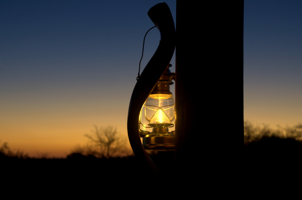 Puesta de sol con lampara de aceite