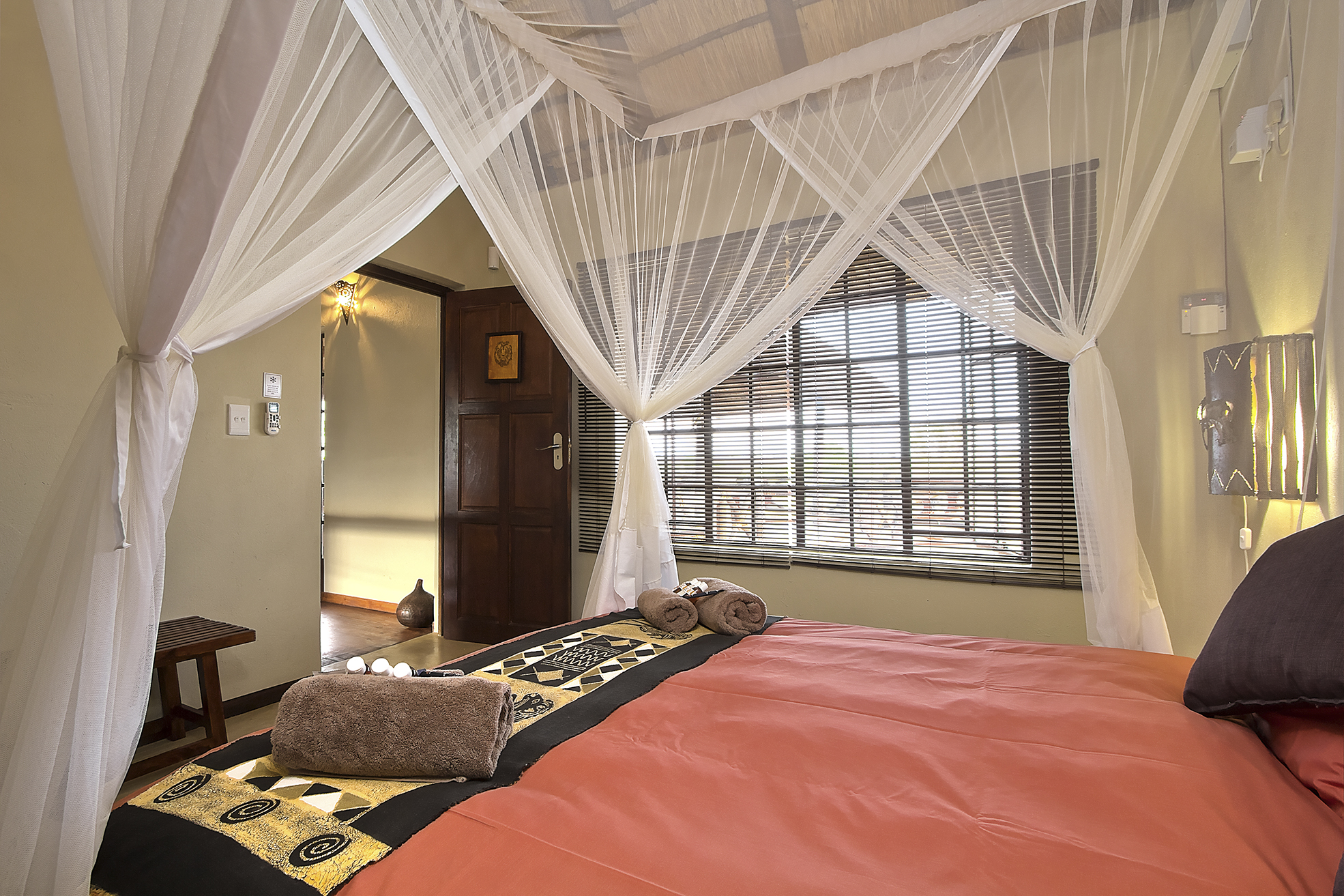 Habitación león con ventana